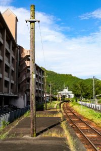 JR西日本･姫新線 林野駅のホームと木製電柱