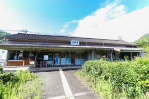 JR西日本･姫新線 林野駅のホームより駅舎北面を見る