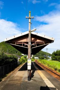 JR西日本･姫新線 林野駅のホーム上屋と木製電柱