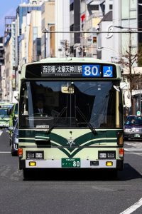 京都市交通局 ブルーリボン ノンステップ(KC-HU2PMCE 京都200 か 80)の前面 80系統 2018年2月撮影