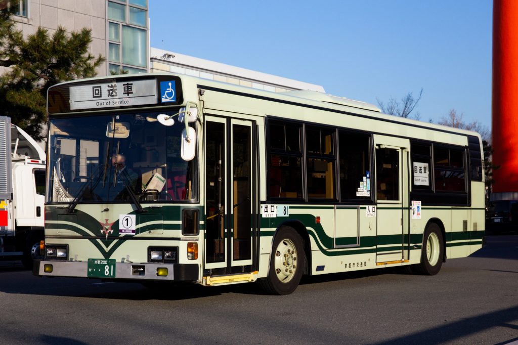 京都市交通局 ブルーリボン ノンステップ(KC-HU2PMCE 京都200 か 81) 臨202系統 東山開睛館 2018年2月撮影