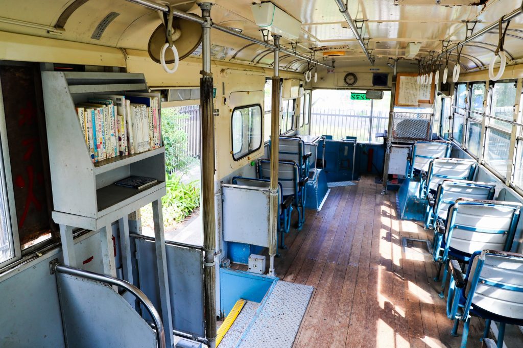 都営バスG-C457（大塚）。板橋交通公園で保存展示中のいすゞBU04系川重ボディ車の内装。　こども図書館があった。