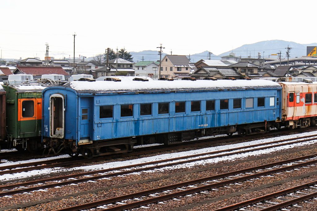 オハ35 2329 美濃太田車両区で留置 2013-02-13