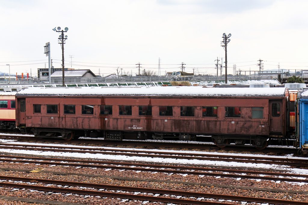 オハフ46 2027 美濃太田車両区で留置 2013-02-13