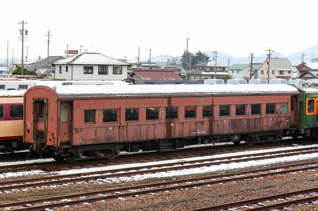 オハフ46 2027 美濃太田車両区で留置 2013-02-13