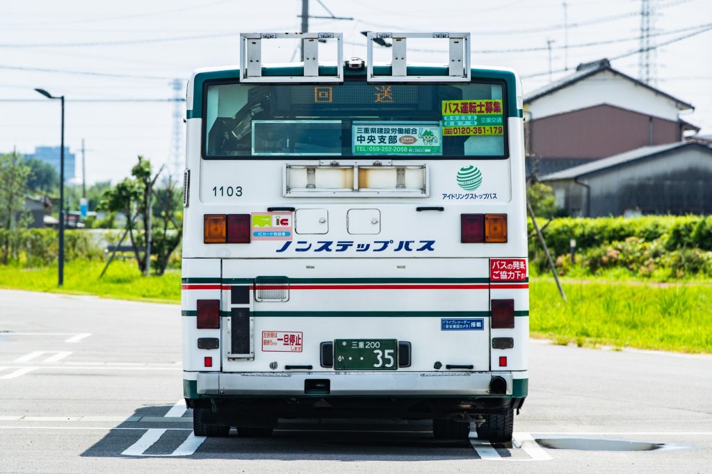 三重交通 いすゞ・キュービック ノンステップ(KC-LV832L) 背面