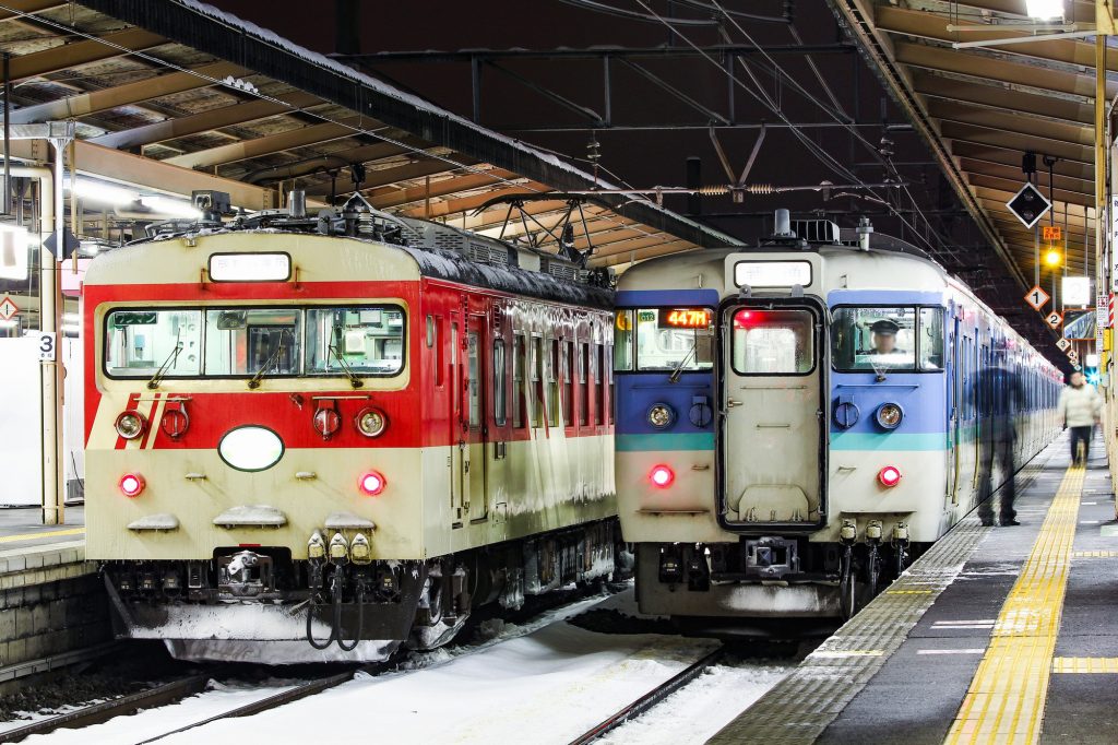 JR東日本・松本車両センター クモハ123-1 「ミニエコー」と115系 塩尻駅にて