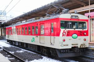 JR東日本・松本車両センター クモハ123-1 「ミニエコー」 塩尻駅にて
