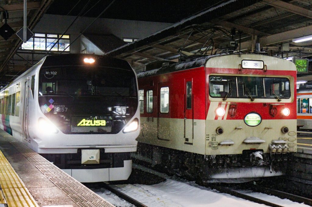 JR東日本・松本車両センター クモハ123-1 「ミニエコー」とE257系あずさ 塩尻駅にて