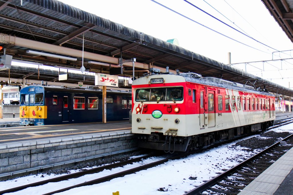JR東日本・松本車両センター クモハ123-1 「ミニエコー」 とクモヤ145-116 塩尻駅にて