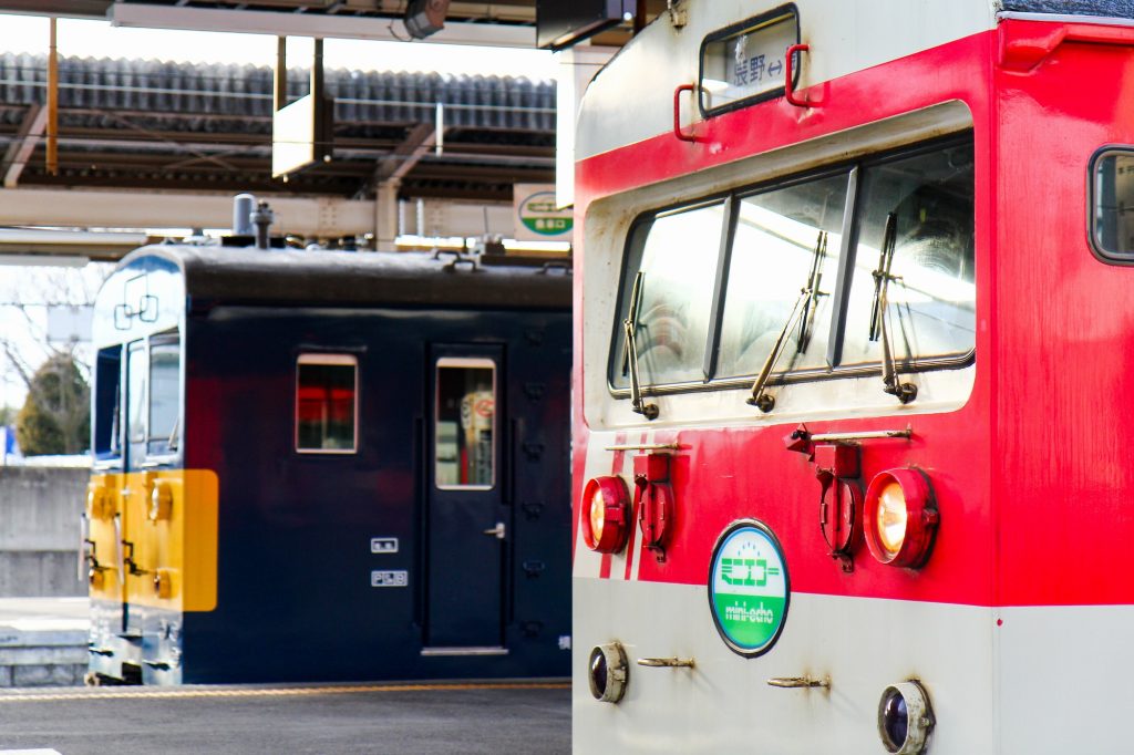 JR東日本・松本車両センター クモハ123-1 「ミニエコー」 とクモヤ145-116 塩尻駅にて