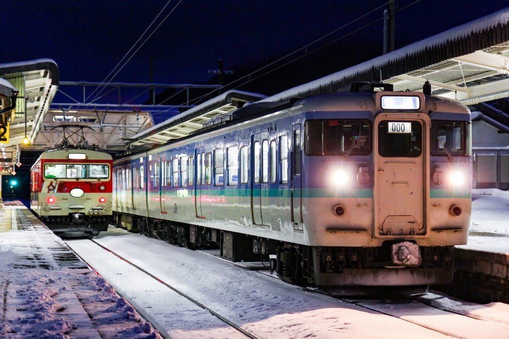 JR東日本・松本車両センター クモハ123-1 「ミニエコー」 と長野色115系 小野駅にて