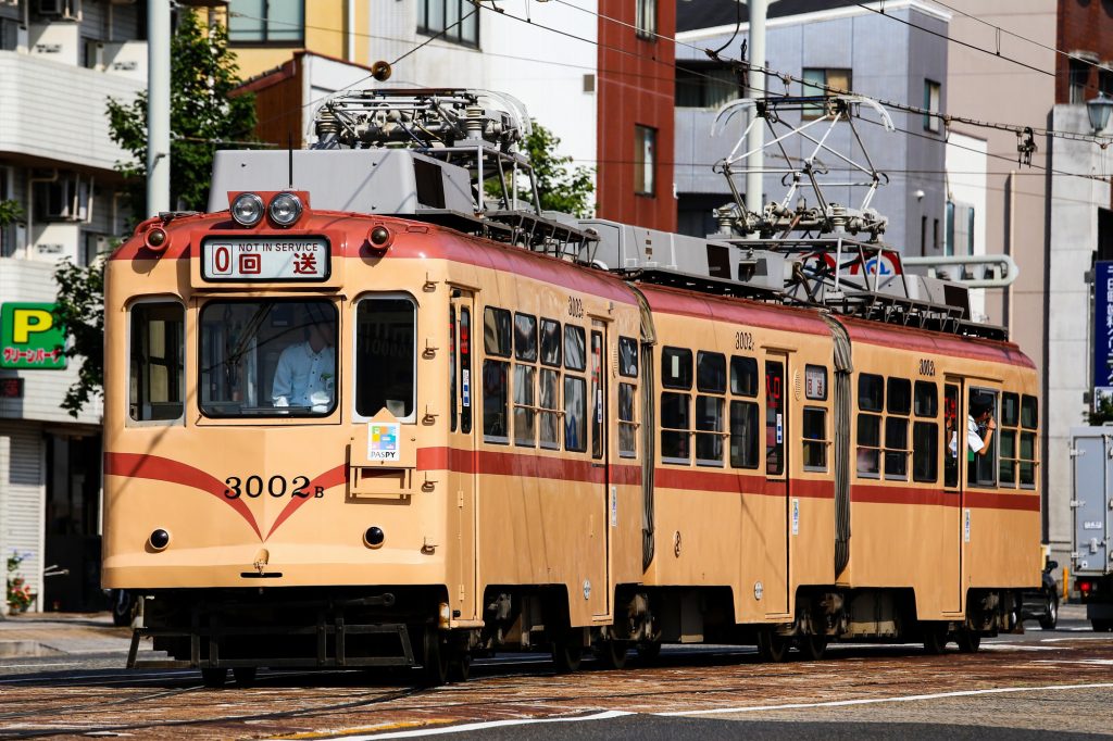 広島電鉄3000形 3002号 回送車 広電前にて