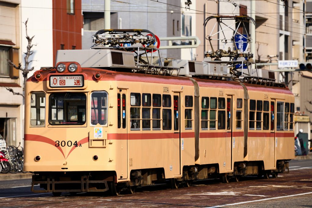 広島電鉄3000形 3004号 回送車 広電前にて
