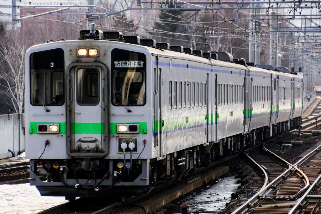 JR北海道 キハ142 3 札沼線(学園都市線) 539D 桑園駅　2012年3月