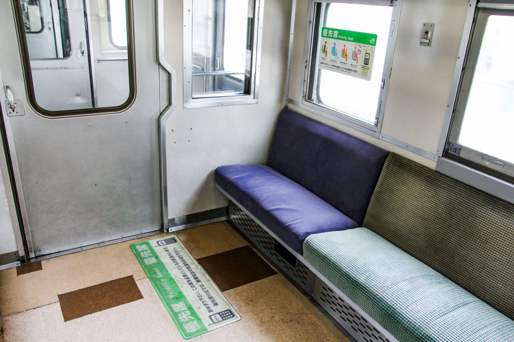 JR北海道 キハ142 7 札沼線(学園都市線) 優先席　2012年3月