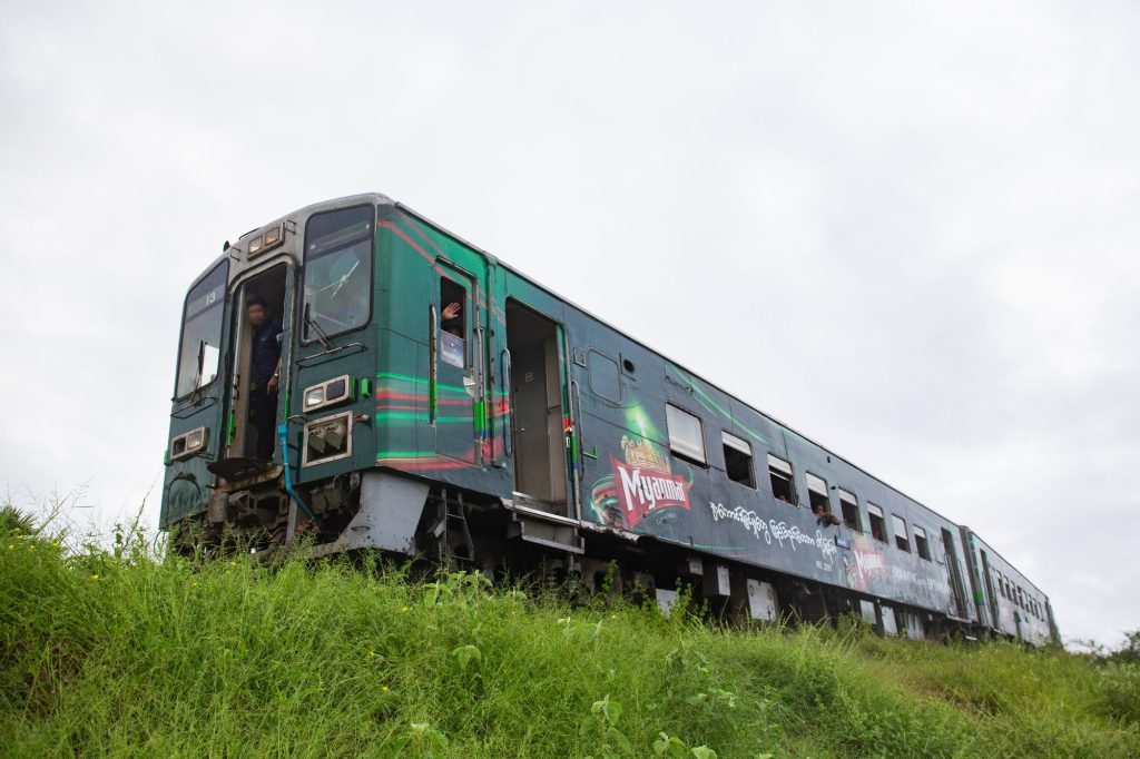 JR北海道 キハ141-13 ミャンマー国鉄RBE2597 2016年9月